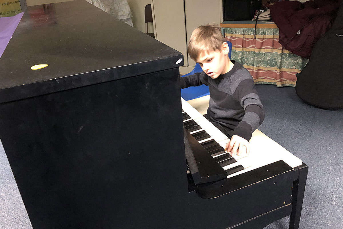 Kieran-at-piano_IMG_...