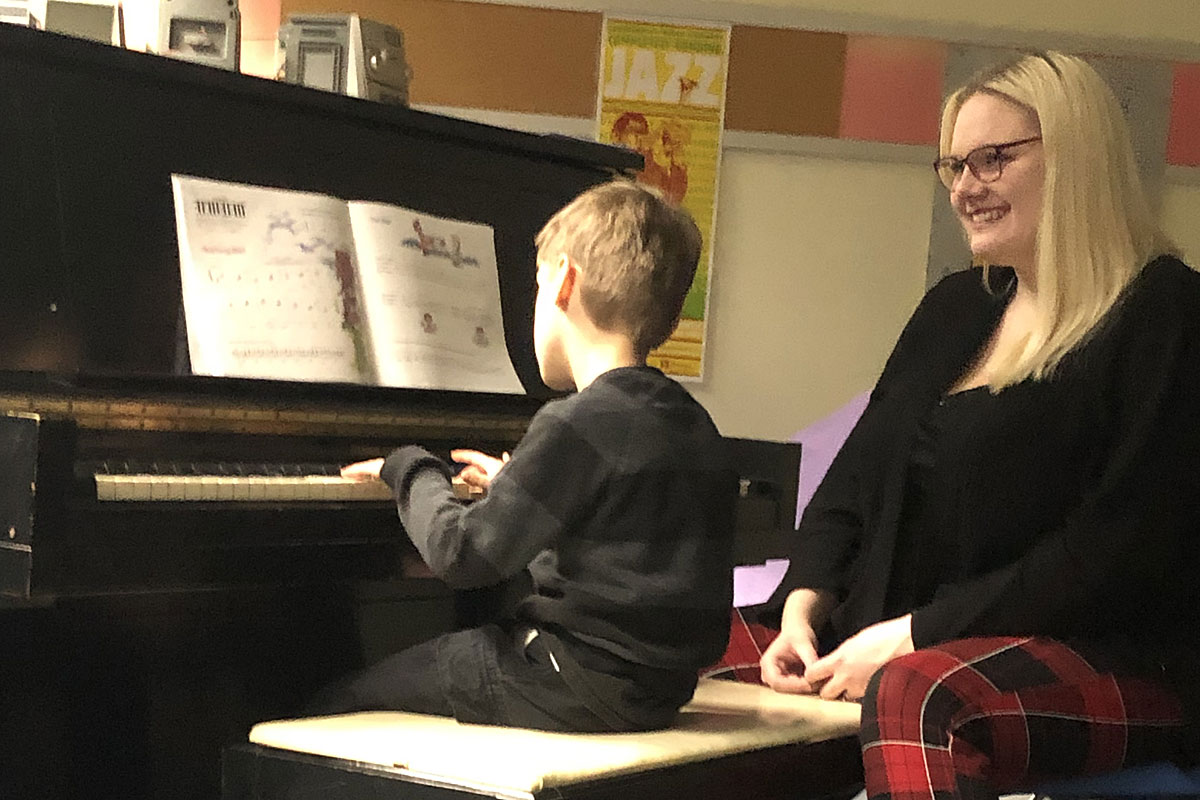 Kieran-at-piano_IMG_...