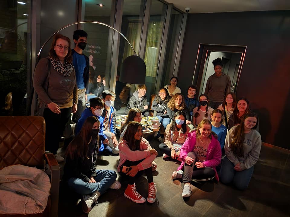 HYSO musicians donate books to Ukrainian refugee children in Germany